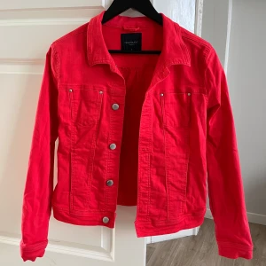 Röd jeansjacka - Säljer min röda jeansjacka❤️helt oanvänd! 