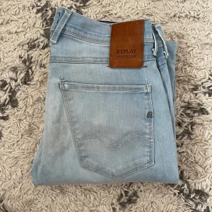 Replay Anbass jeans - Säljer dessa Replay jeans i modellen Anbass! | Skick 7/10 några fläckar | Nypris +1400kr, säljer endast för 149kr | Hör av dig vid frågor!