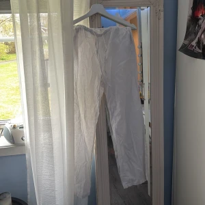 Vita linnebyxor från Gina Tricot - Säljer ett par luftiga vita lågmidjade linnebyxor ifrån Gina i storlek S!!❣️❣️ Perfekt för sommar locken!!❣️❣️