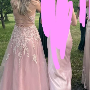 Rosa balklänning - Säljer nu min så fina balklänning då den inte kommer komma till användning, den är endast använd 1 gång på min bal förra året och är i nyskick fortfarande💕 köpt för ca 2600kr från jjhouse🩷