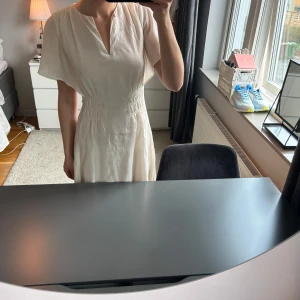 Vit långklänning med v-ringning och kort ärm - Jätte söt klänning från hm😍
