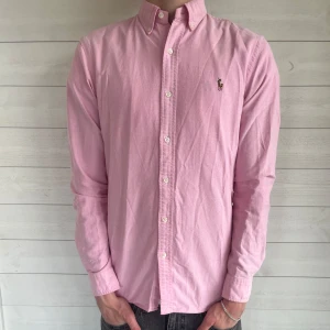 Rosa Ralph Lauren skjorta - Rosa Ralph Lauren skjorta| Skick: 9/10 Storlek:S Hör av er vid minsta fundering! 