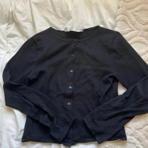 Stickad kofta  - Svart stickad kofta från h&m, jätte fint skick i använt några gånger men säljer då den tyvärr är för liten för mig, storlek 158 men skulle säga att den är lite i storleken så kanske 146/152. 💘