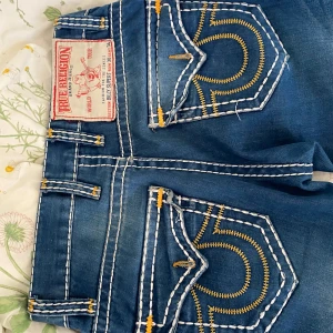 True religion jeans - Nya true religon jeans. Klippte upp dem när jag fick dem, fast har knappt använt dem. Jeansen är unisex