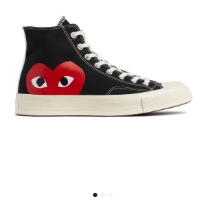 Converse - Jättesnygga Comme de garçons converse som är köpta på nk, inte särklillt utslitna alls utan bara lite smutsiga på sulan vilket lätt går bort med vatten. Supersnygga men tyvvär urvuxna☹️☹️❤️(nypris var 1690)