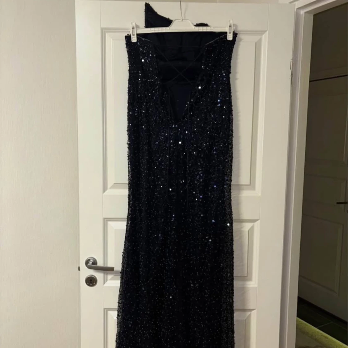 Marinblå glittrig långklänning från Cinderella Divine - 1