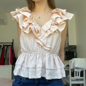 Söt volangtopp - Så himla fin och eftertraktad volangtopp från H&M🤗💕💕💕 Storlek 36🌸