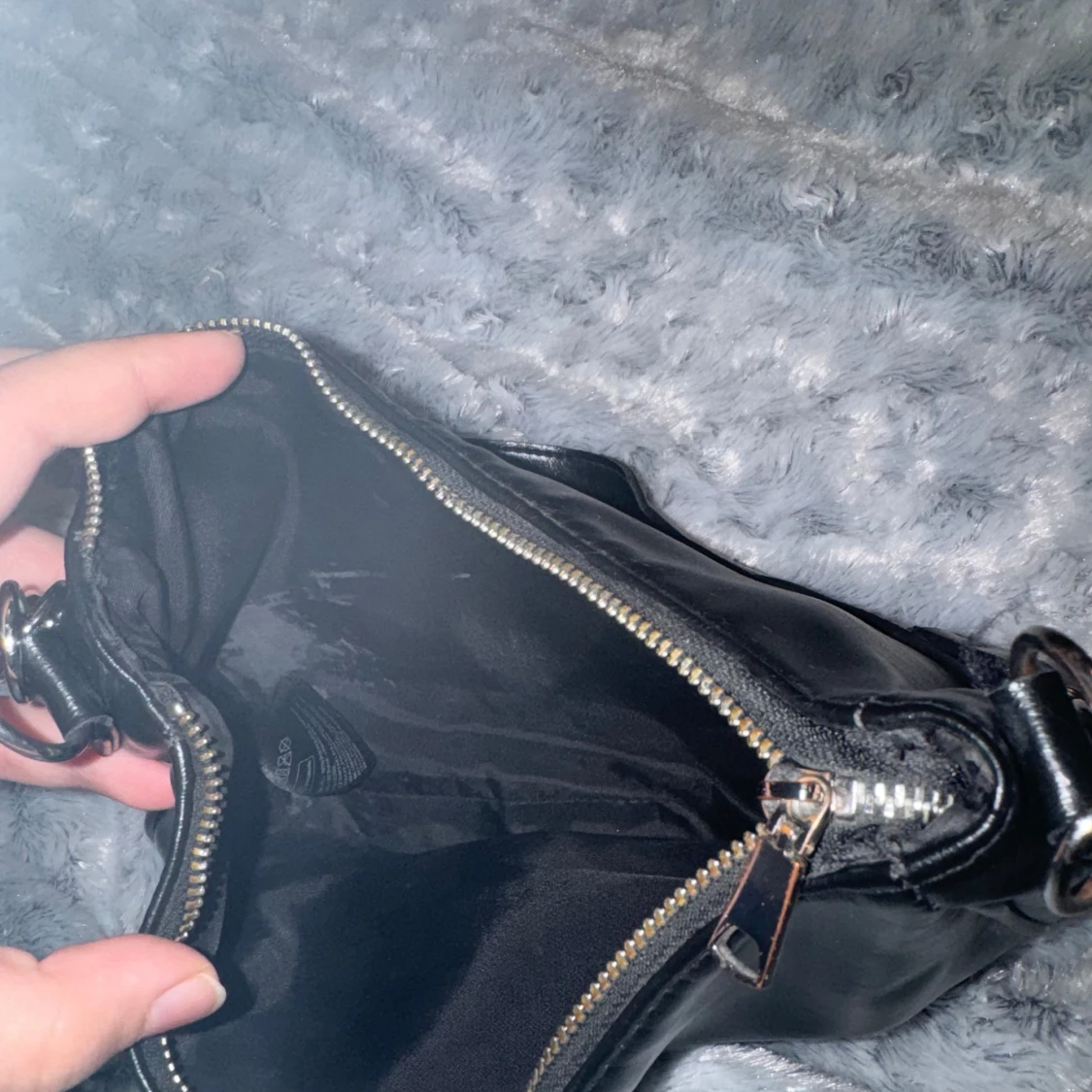 Svart axelväska med kedjedetaljer - 1