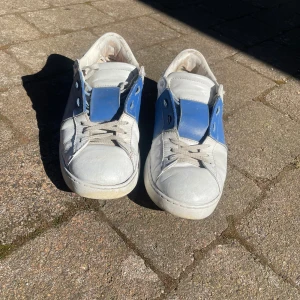Valentino opens  - Ljusblå valentinos, använda men bra skick 7/10. Hör av dig om frågor. Skorna har en röd extra sula, tillbehör är valentino bag 