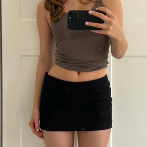 Svart kortkjol - Kort minikjol med shorts under. Köpte här på plick med lappen bortklippt så vet inte riktigt vilket märke det är. Den är väldigt lik Alobha men det kan lika bra va amazon eller shein därav priset 