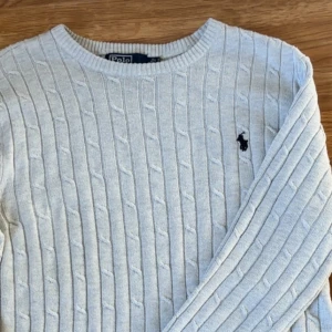 Polo Ralph Lauren Tröja - Säljer nu denna tvär feta stickade Polo Ralph Lauren tröjan som passar till precis allt. - Skriv vid frågor eller funderingar!