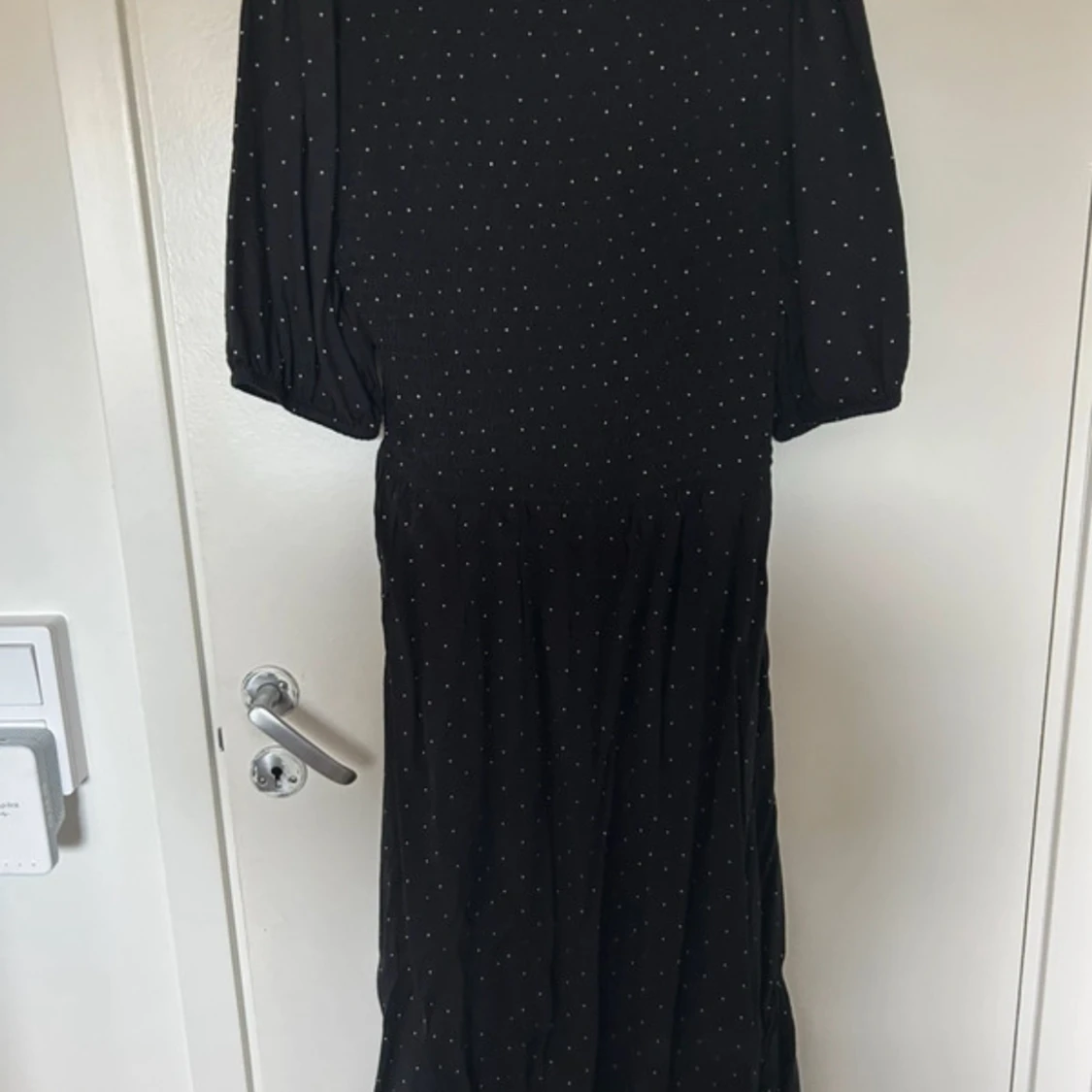 Svart klänning med prickar från Cubus - 1