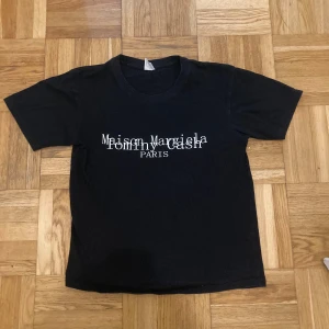 Maison margiella T-shirt tröja - Lite använd men fortfarande bra skick. Storlek S, skriv privat för mått eller vid fler frågor.
