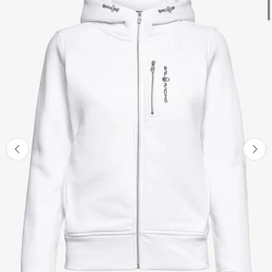vit zip kofta från sail racing - ny pris 1500 använt antal gånger men i bra skick! pris går att diskutera. dm för fler bilder