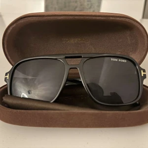 Svarta aviators från Tom Ford - Svarta solglasögon från Tom Ford med klassisk pilotform | Fåtal tecken på användning | Nypris 2500kr+ | Hör av dig vid intresse