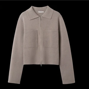 Cardigan med dragkedja  - Beige brun cardigan med dragkedja från Åhléns. Den är brunare i verkligheten. Kan användas som både tunn jacka och kofta!! Köpt för 600kr säljer för 300kr då den aldrig är använd!🥰