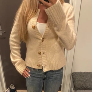 Beige kofta från & Other Stories XS - Supermysig beige kofta från & Other Stories Paris Atelier i storlek XS. Koftan är stickad med bred ribbad kant, har stora knappar framtill och långa ärmar. 💞 