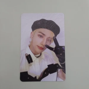 Stray Kids Hyunjin Oddinary Album Photo Card - Coolt photocard från Stray Kids 'ODDINARY' era! Perfekt för dig som samlar K-pop merch eller vill ha något unikt till din samling. 