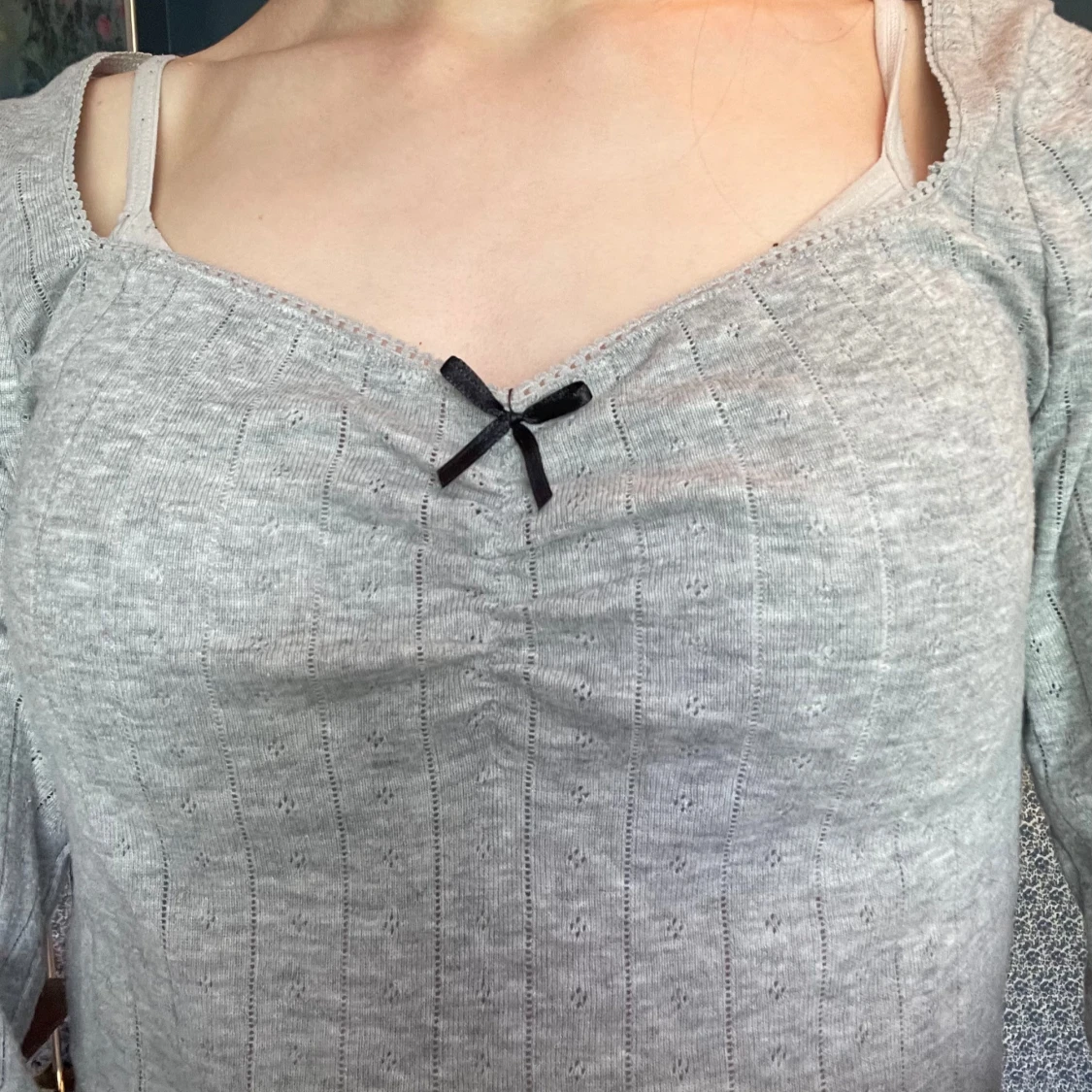 Grå ribbad långärmad topp med rosett - 1