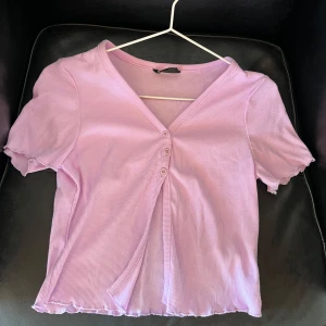 Oanvänd lila sommartopp💜 - Säljer denna söta lila sommartopp då den ej kommit till användning. I storlek M men passar även om man har storlek S!