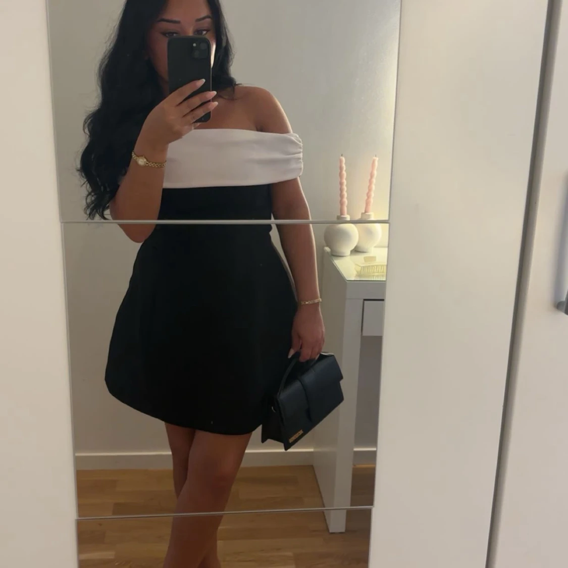 Svart och vit offshoulder klänning