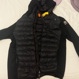 Parajumpers - Parajumper Nolan mesh hooded hybrid svart, Jätte bra skick i storleken M. Priset går inte att diskutera