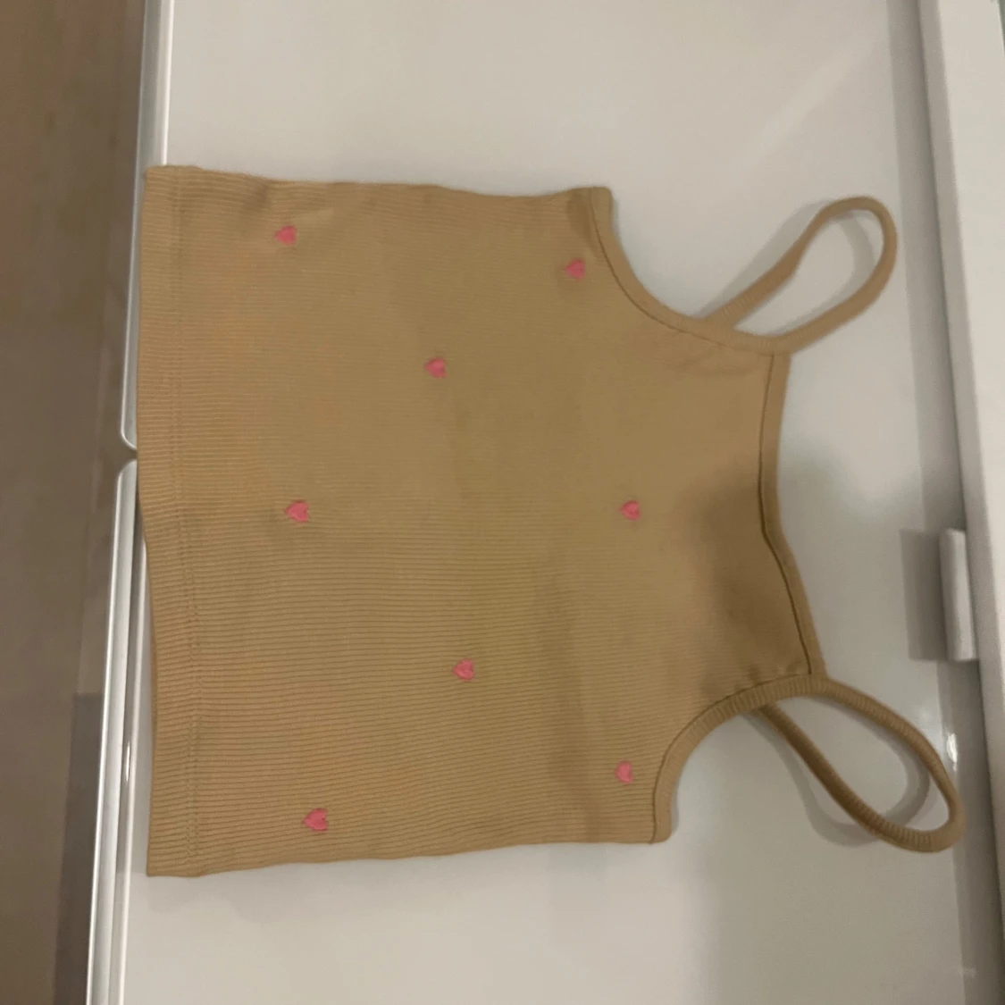 Beige ribbad linnetopp med hjärtan - 2