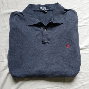 Ralph Lauren piké  - Tjo gubbbbar! En fel långärmad Ralph Lauren piké i grå/mörkblå färg. Storlek L. Passar perfekt för dig 😉. Väldigt bra skick men har ett väldigt litet hål vid en arm. Skriv om du vill ha bild. Kolla gärna profilen för mer Ralph Lauren kläder och följ gärna också 😉 ha de göttttttt!!!