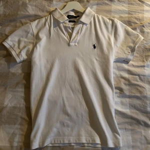 Ralph lauren pike - Säljer en vit piké från Ralph lauren storlek s bra skick använd fåtal gånger 