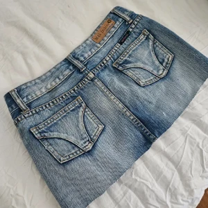 Lågmidjad jeanskjol - Säljer denna jeanskjol då den var för stor för mig. köpte den av en person på plick så vet tyvärr inte exakt var den är ifrån. några defektioner som går att fixa. jag köpte för 250kr och säljer för 170kr. bara att skriva om ni undrar något ❤️❤️