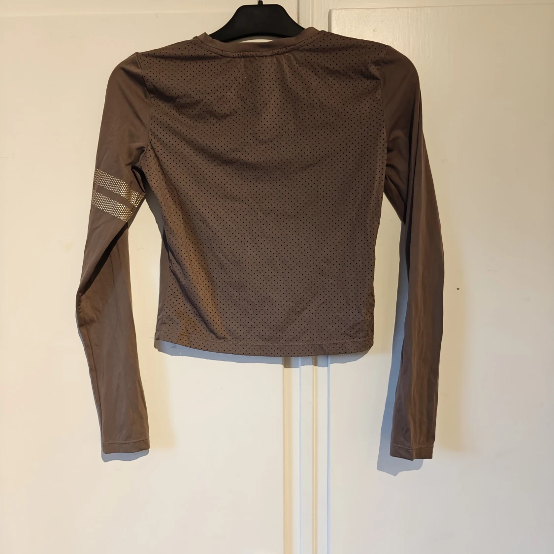 Brun långärmad träningströja Stronger - 1