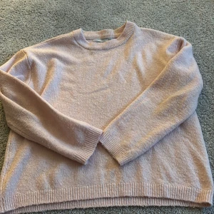 Ljusrosa stickad tröja från 157 - Mysig ljusrosa stickad tröja från 157 med rund halsringning. 