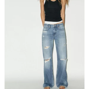 Populära zara jeans - Jeans från Zara som för tillfället är slutsålda! Kan tänka mig sälja eller byta till strl 42! Lappen kvar och enbart testade.