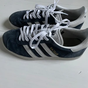 Mörkblå Adidas Gazelle skor - Adidas Gazelle skor i storlek 36 och 2/3 men de är stora i storleken. 