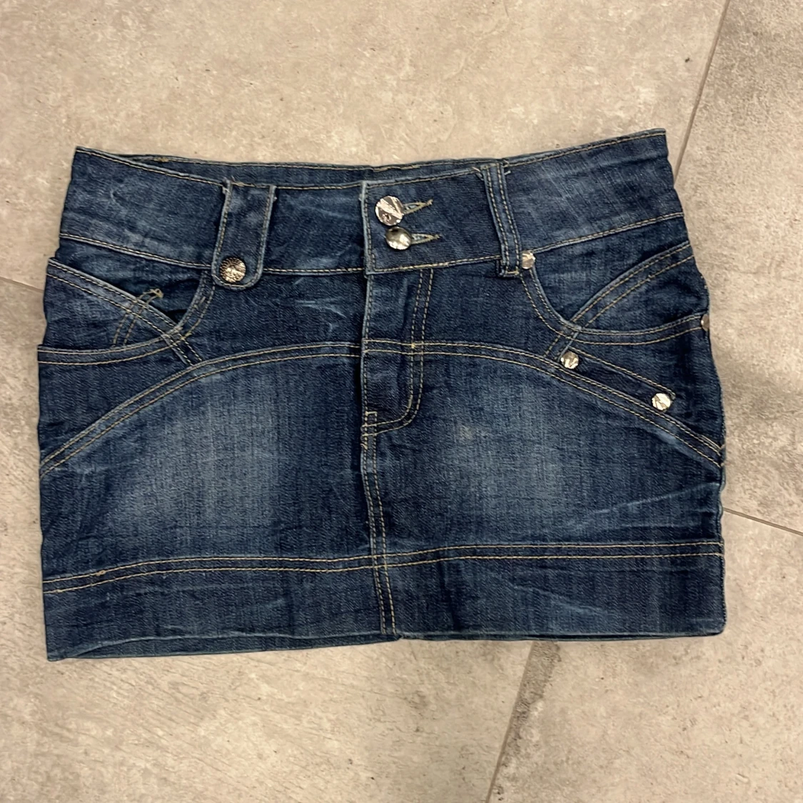 Mörk jeanskjol från Gin-C Jeans