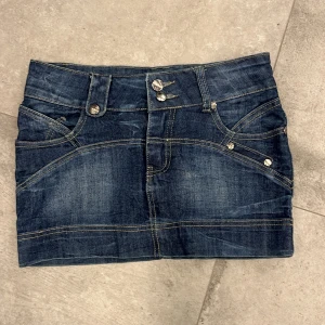 Mörk jeanskjol från Gin-C Jeans - Snygg mörkblå jeanskjol från CINC med lite y2k vibe, tippar på storlek xs. Perfekt för sommaren. 