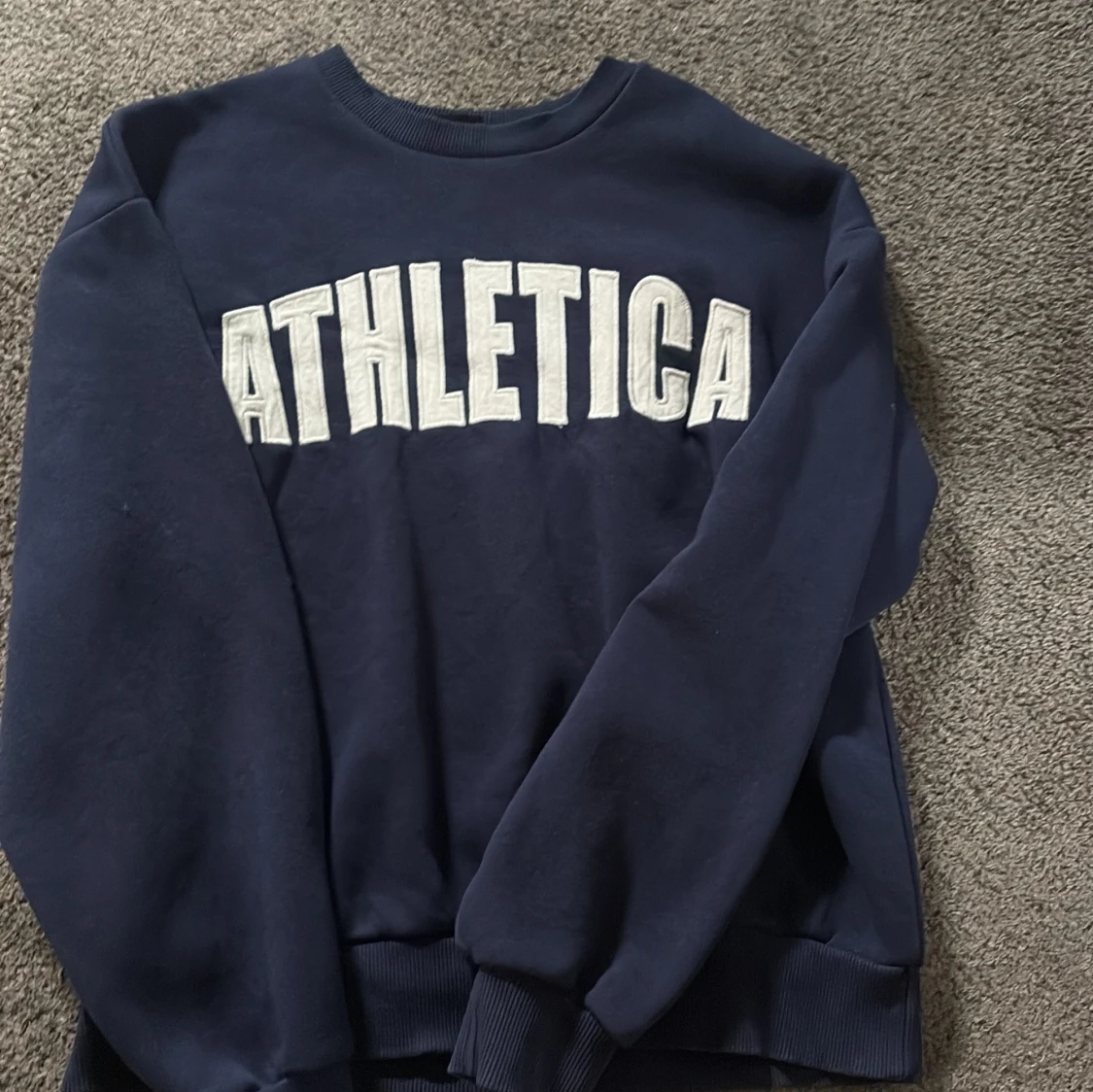 Mörkblå sweatshirt ATHLETICA Gina Tricot