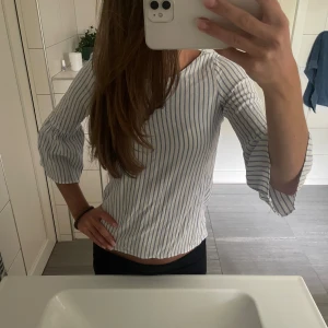 Vit och blå randig trekvartarmad blus - Jättefin blus från zara!! 