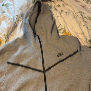 Grå Nike hoodiejacka XL med dragkedja - Säljer min Nike Tech då jag bara tröttnat på den väljer att starta på 700kr men är vilig att gå ner
