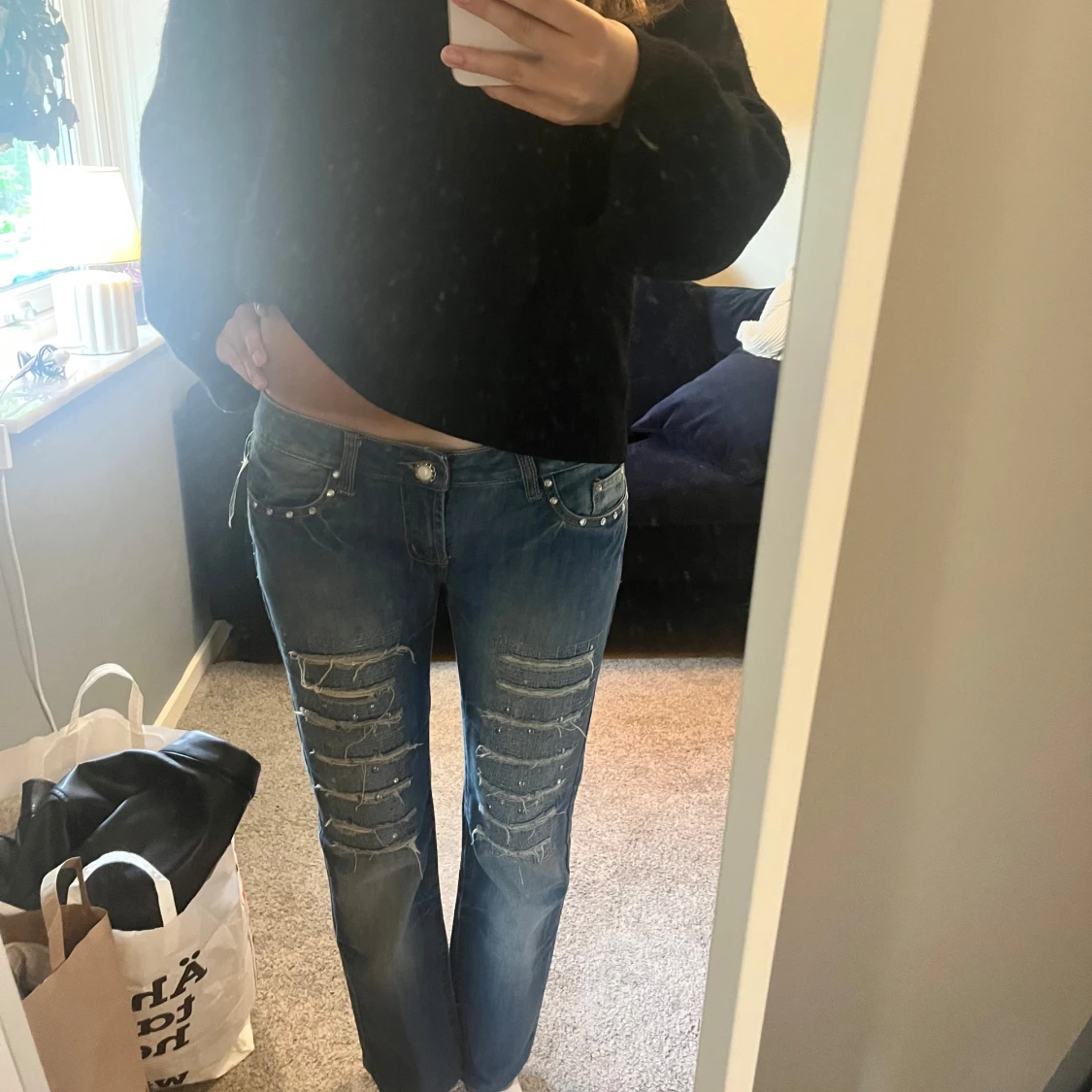 Blå slitna jeans med nitar och detaljer - 1