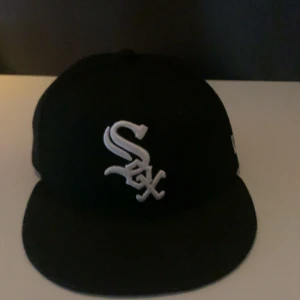 Chicago white sox keps - Hej säljer denna keps då jag råkade klicka på fel storlek bara testat den sen har den ba legat 