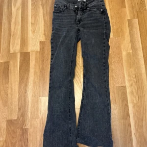 Mörkgrå bootcut jeans från Gina - Snygga mörkgrå jeans från Gina Perfect Jeans i bootcut-modell. Jeansen har klassisk femficksdesign. Flitigt använda. Har en lite fläck på ena benet på framsidan som är nagellim och som inte går bort. Börjar bli lite slitna men inga hål. Jag är 154cm och passar mig i längden💕 läs gärna bio🥰skriv innan ni köper! Säljer på fler ställen!!