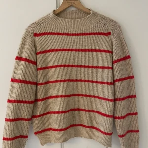 Beige stickad tröja med röda ränder - Beige stickad tröja med röda ränder från mango i jättebra kvalite 💕💕 skriva gärna för fler bilder⭐️