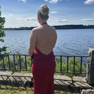 Vinröd klänning med öppen rygg - Säljer nu min vinröda balklänning🥲Den är från Sasha Therese och i storlek M.  Jag är 168 cm💖