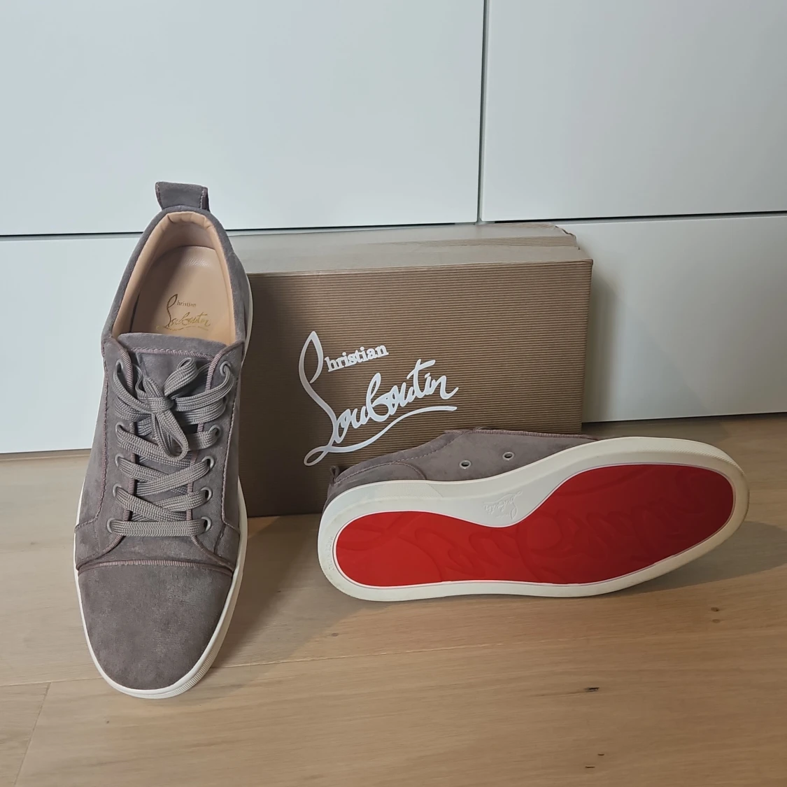 Grå mocka sneakers från Louboutin