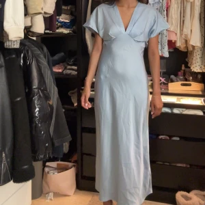 Blå Klänning Zara - Jättefin helt ny slutsåld klänning från Zara! Storlek: XS