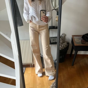 Beiga vida jeans från Monki  - Snygga beiga jeans med rak och vid passform. Byxorna har hög midja och är tillverkade i mjuk bomull, perfekta för en avslappnad och trendig look. Köpta på Monki för 400kr och aldrig använda☺️