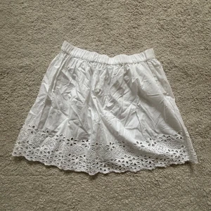 KLÄDPAKET MED 4 VITA PLAGG! - Jag säljer ett vitt klädpaket med två kjolar, en lång och en kort. Plus två stycken vita blusar. Alla har ungefär samma mönster och är riktigt fina nu på sommaren. Skriv för fler bilder på plaggen 🥰