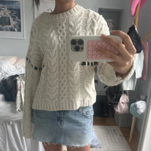Stickad tröja - Supersööt créme färgad kabelstickad tröja, endast använd en gång💖
