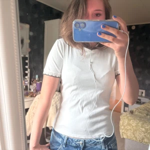Vit t-shirt med broderad ärmslut - Zara T-shirt med unik ärm brodering